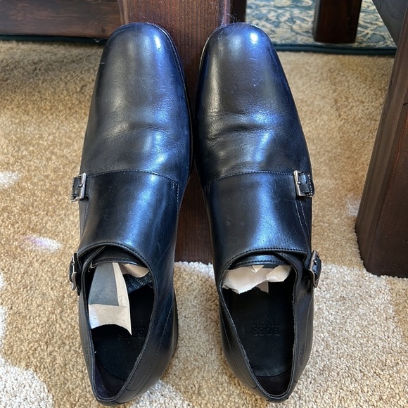 Hugo Boss mens SZ 9.5 black leather shoes.